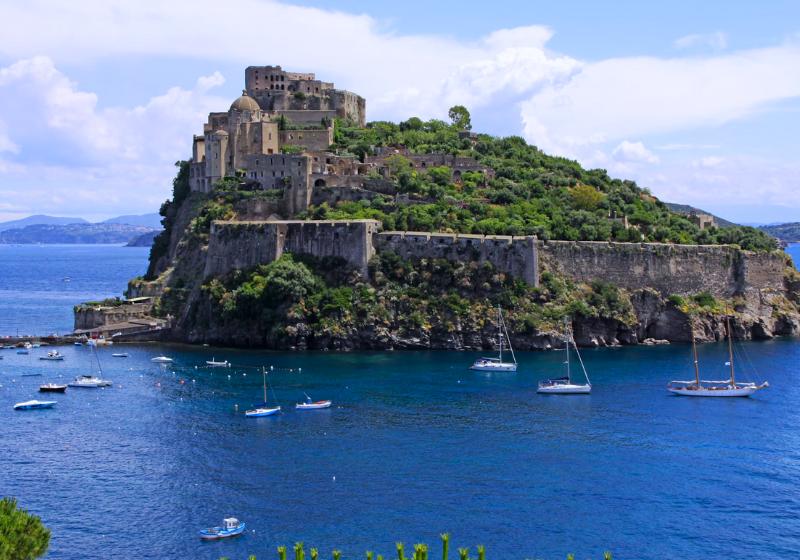 Aragónsky hrad na skalnatom ostrove a more. Ischia.