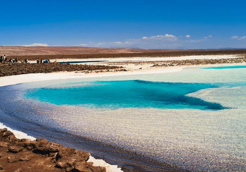 Salar de Atacama - soľná pláň - modrá voda a púšť. Čile. Foto: unsplash.com