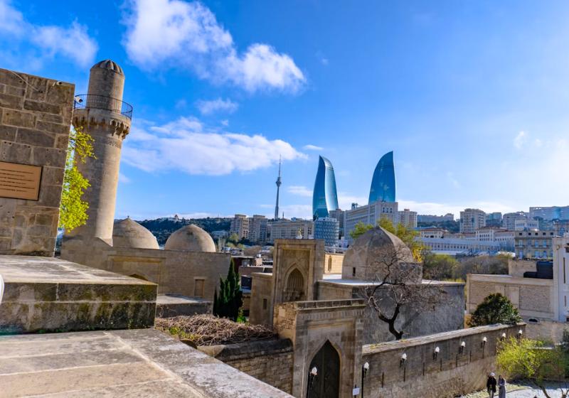 Šrivanšáhov palác a moderné Baku.