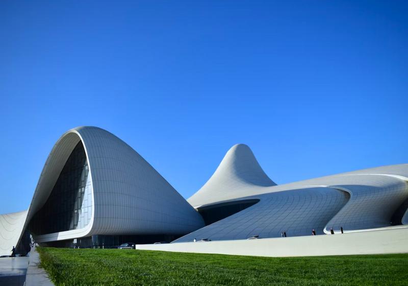 Biela budova kultúrneho centra Heydar Aliyev v Baku.