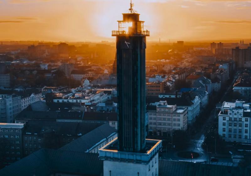 Mesto Ostrava pri západe slnka.