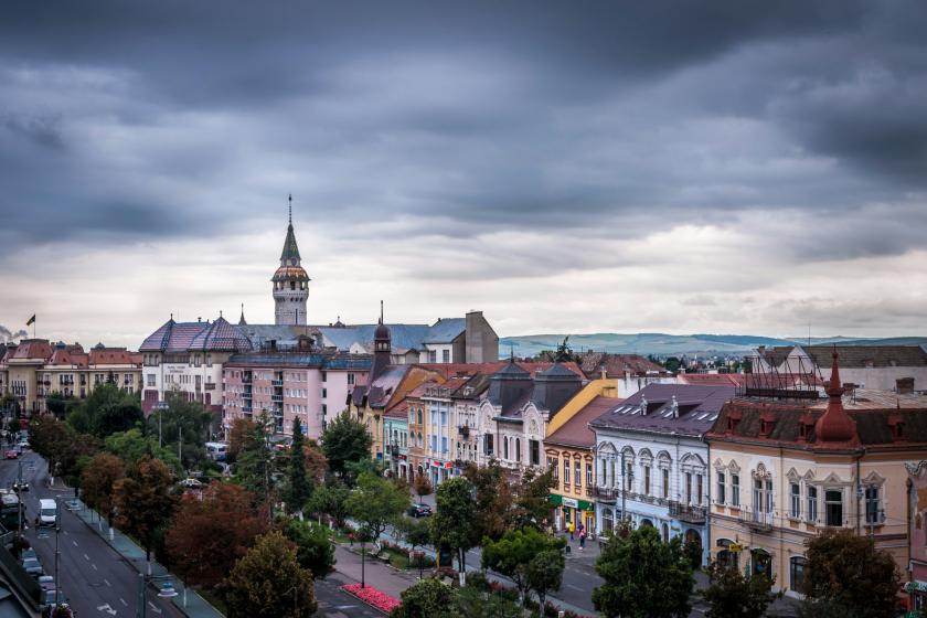 Historické budovy a kostol v Targu Mures v Rumunsku.