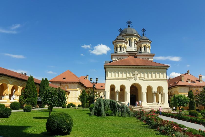 Historické budovy a park v Alba Iulia.