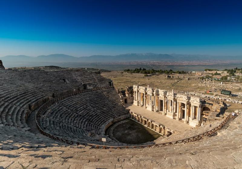 Divadlo v Hierapolis a okolité polia. Turecko.