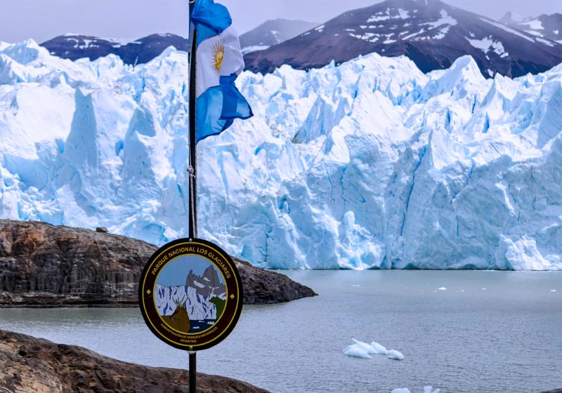 Ľadovec, kopce, voda a vlajka Argentíny v El Calafate. Argentína. Foto: unsplash.com