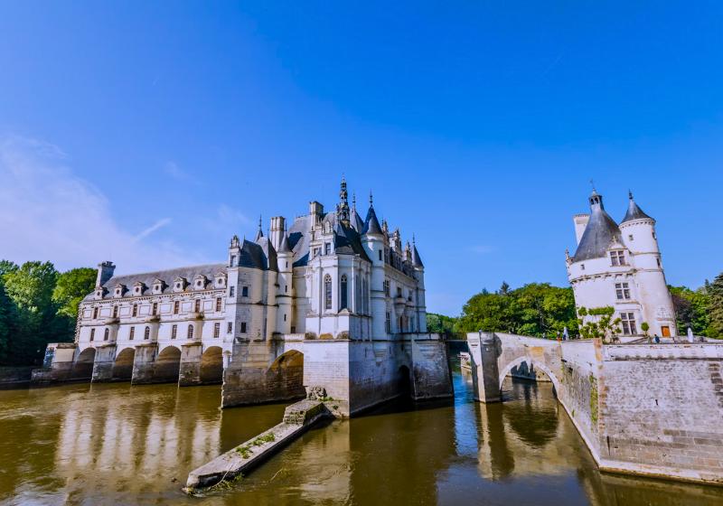 Zámok Chenonceau postavený na vode. Francúzsko. Foto: unsplash.com