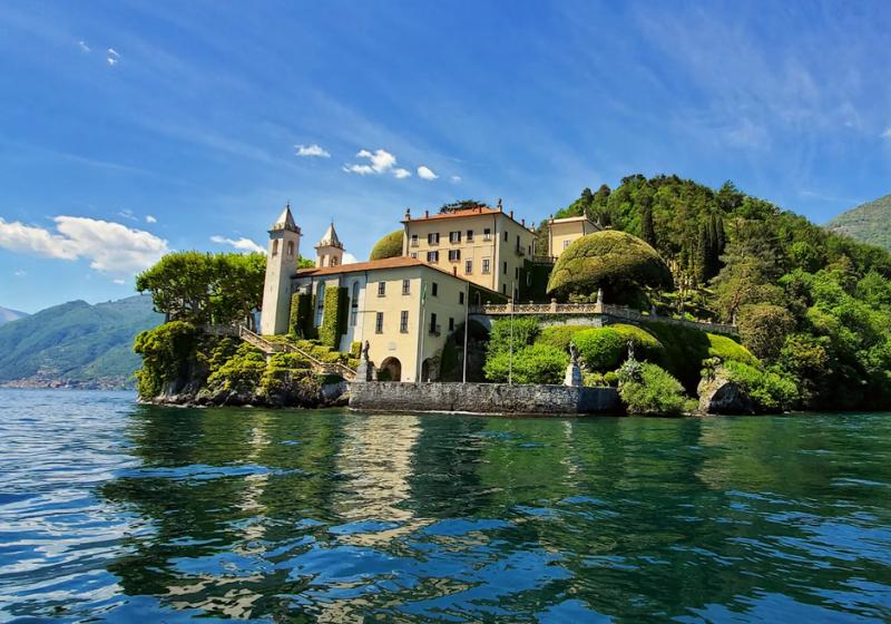 Lago di Como a ostrov s domami. Taliansko. Foto: unsplash.com