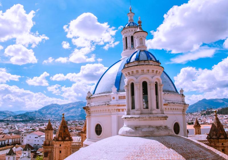 Kostol s modrou kupolou a výhľadom na mesto Cuenca. Ekvádor. Foto: unsplash.com