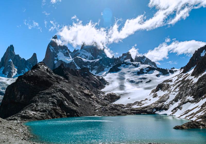 Lagúna, hory a sneh na štítoch. Argentína. Foto: unsplash.com