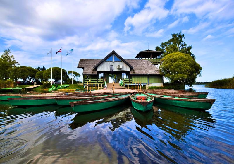 Národný park Gauja, s loďami a domom. Lotyšsko. Foto: unsplash.com