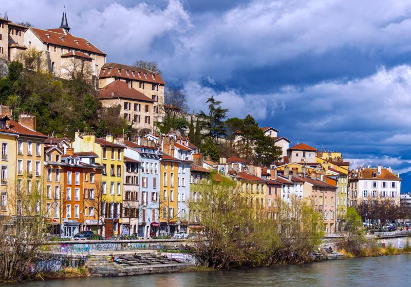 Farebné domy pri nábreží v Grenoble, Francúzsko. Foto: unsplash.com