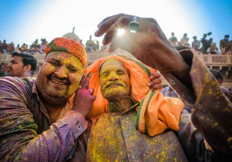 Muži počas festivalu Holi v Indii.