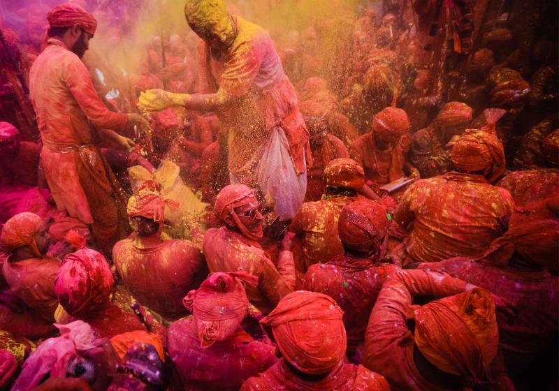 Dav ľudí vo farbách počas sviatku Holi