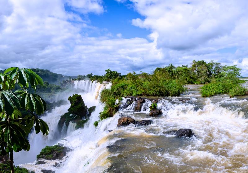 Vodopády Iguazú, skaly a zeleň. Argentína. Foto: unsplash.com