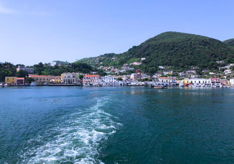 Ischia Porto - pobrežie, more a zelené kopce.