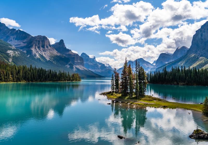 Jazero a pohorie, skaly, stromy - NP Jasper. Kanada. Foto: unsplash.com