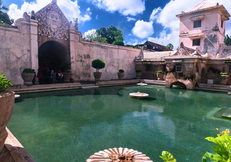 Kraton palác s nádovrím a jazerom. Indonézia. Foto: unsplash.com