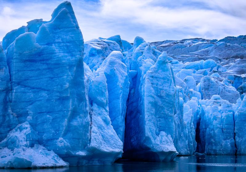 Ľadovce modrej farby a voda. Patagónia. Čile. Foto: unsplash.com