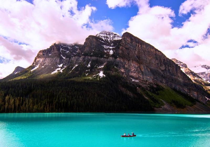 Tyrkysová farba jazera Louise, stromy a skalné hory. Kanada. Foto: unsplash.com