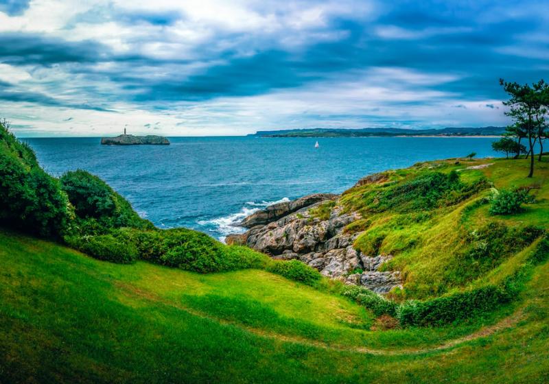 Zelený park a oceán - Santander. Španielsko. Foto: unsplash.com