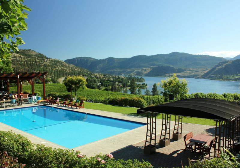 Údolie Okanagan - bazén a pohľad na jazero Okanagan. Kanada. Foto: unsplash.com