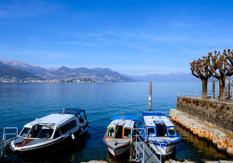 Lago d´Orta s loďami a hory v pozadí. Taliansko. Foto: unsplash.com