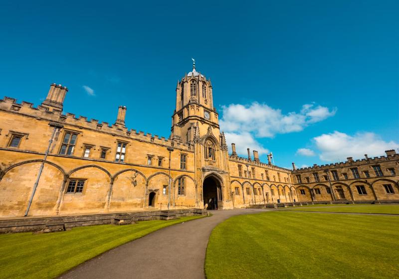 Historická budova a zelený park. Oxford, Veľká Británia