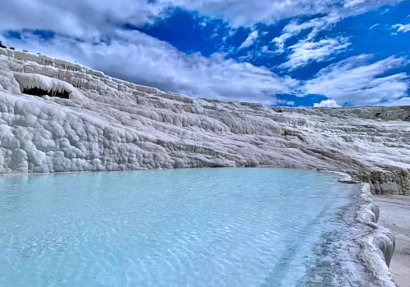 Travertínové bazény s modrou vodou v Pamukkale, Turecko. Foto: unsplash.com