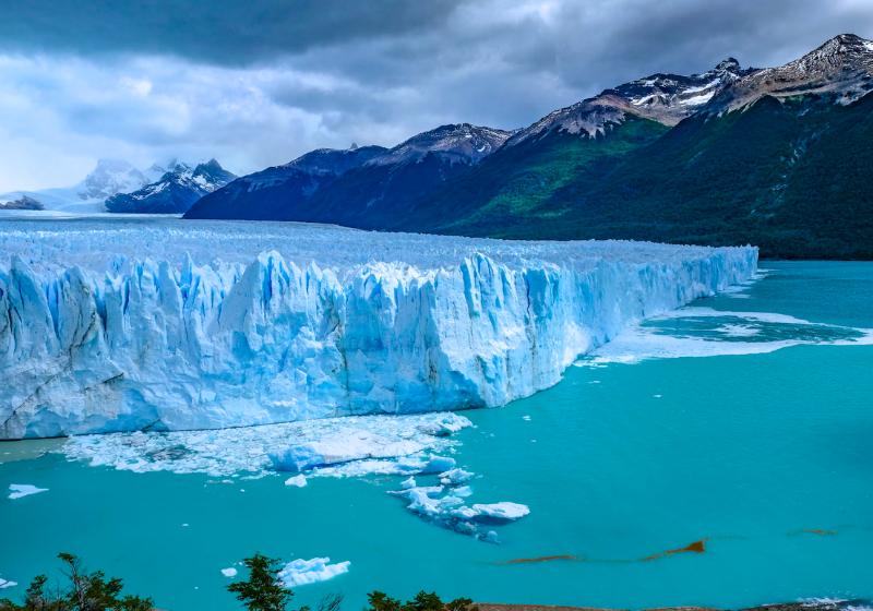 Ľadovec - Perito Moreno - voda a hory - NP Los Glaciares. Argentína. Foto: unsplash.com