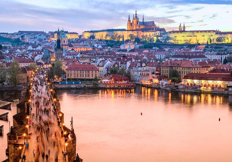 Vysvietený most, rieka a vysvietená Malá Strana, Česká republika. Foto: unsplash.com