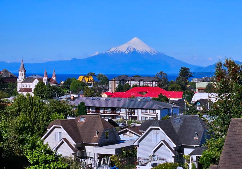 Domy, kostol a vrchol pochrytý snehom v Punta Arenas. Čile. Foto: unsplash.com