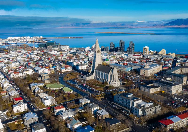 Farebné domy, ulice, kostol a morské pobrežie. Reykjavík. Island. Foto: unsplash.com