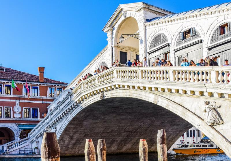 Most - Ponte di Rialto nad kanálom v Benátkach, Taliansko
