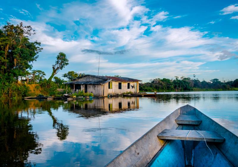 Amazonka, loď a dom na vode pri meste Manaus. Brazília. Foto: unsplash.com