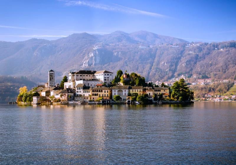 Ostrov San Giulio s domami, Taliansko. Foto: unsplash.com