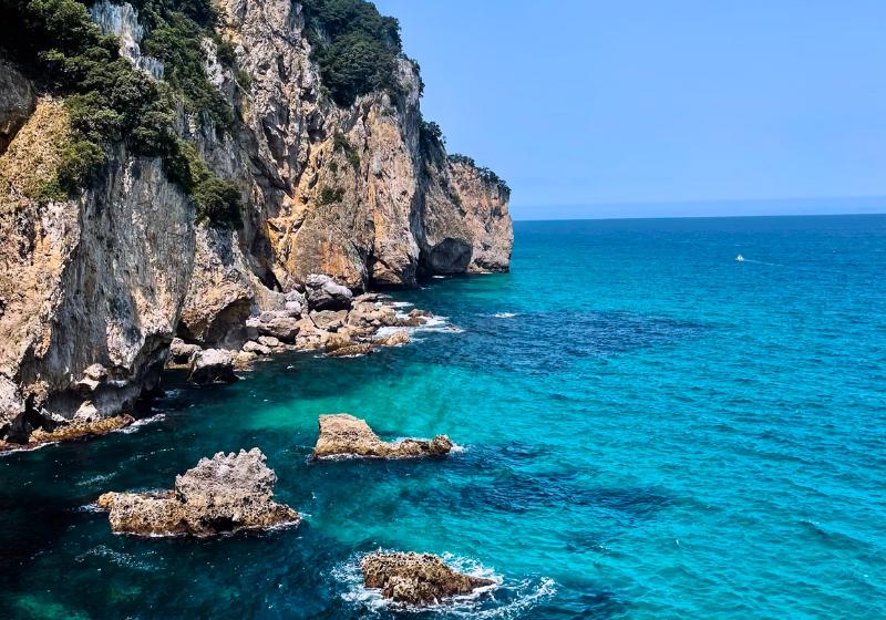 Skalné pobrežie a more - Santoña. Španielsko. Foto: unsplash.com