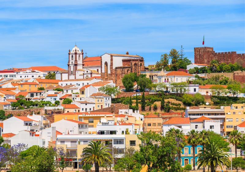 Hradby, kostol a historické budovy v Silves. Portugalsko.