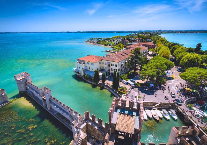 Sirmione - pevnosť a prístav s parkom. Taliansko. Foto: unsplash.com