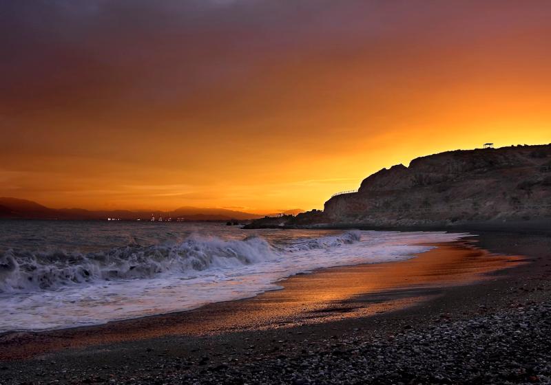 Pobrežie Costa del Sol pri západe slnka. Andalúzia