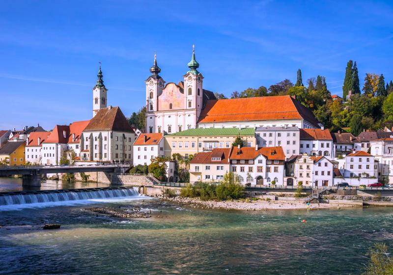 Vysoké veže, domy a rieka v meste Steyr, Rakúsko
