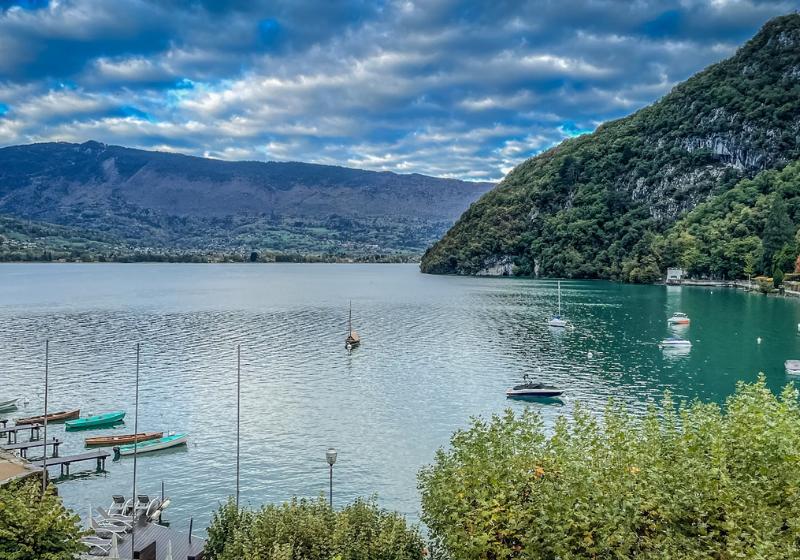Modrozelené jazero a okolité zelené kopce v Talloires. Francúzsko. Foto: unsplash.com