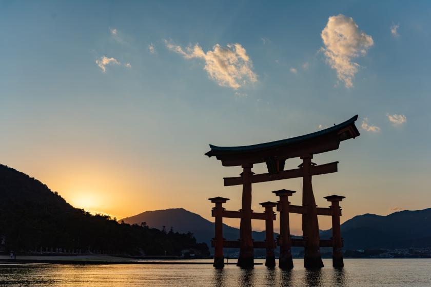 Drevená brána torii na vode - Icukušima