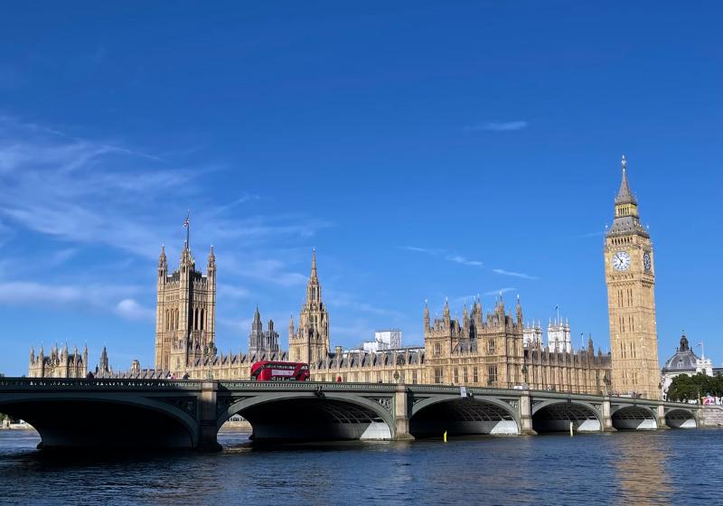 Historické budovy a veže pri rieke s mostom. Westminster, Veľká Británia