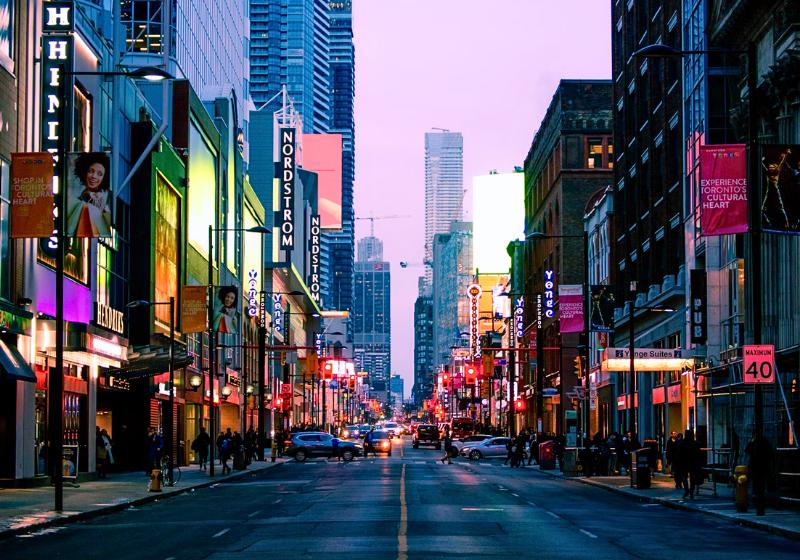 Ulica Yonge s vysvietenými mrakodrapmi v Toronte. Kanada. Foto: unsplash.com