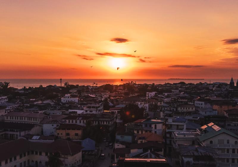 Západ slnka nad mestom na Zanzibare.
