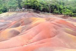 SEDEMFAREBNÁ ZEM, Maurícius