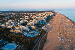 Pláž pri meste Bibione, Stredný Jadran. Taliansko.