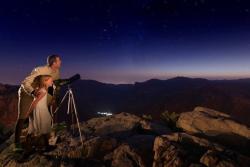 Pozorovanie nočnej oblohy z pohoria Al Akhdar v Ománe