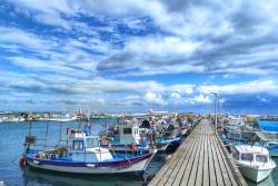 Malý prístav s mólom a lode v Larnake na Cypre.