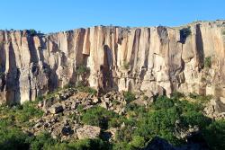 Údolie Ihlara s impozantnými skalnými masívmi. Turecko. 